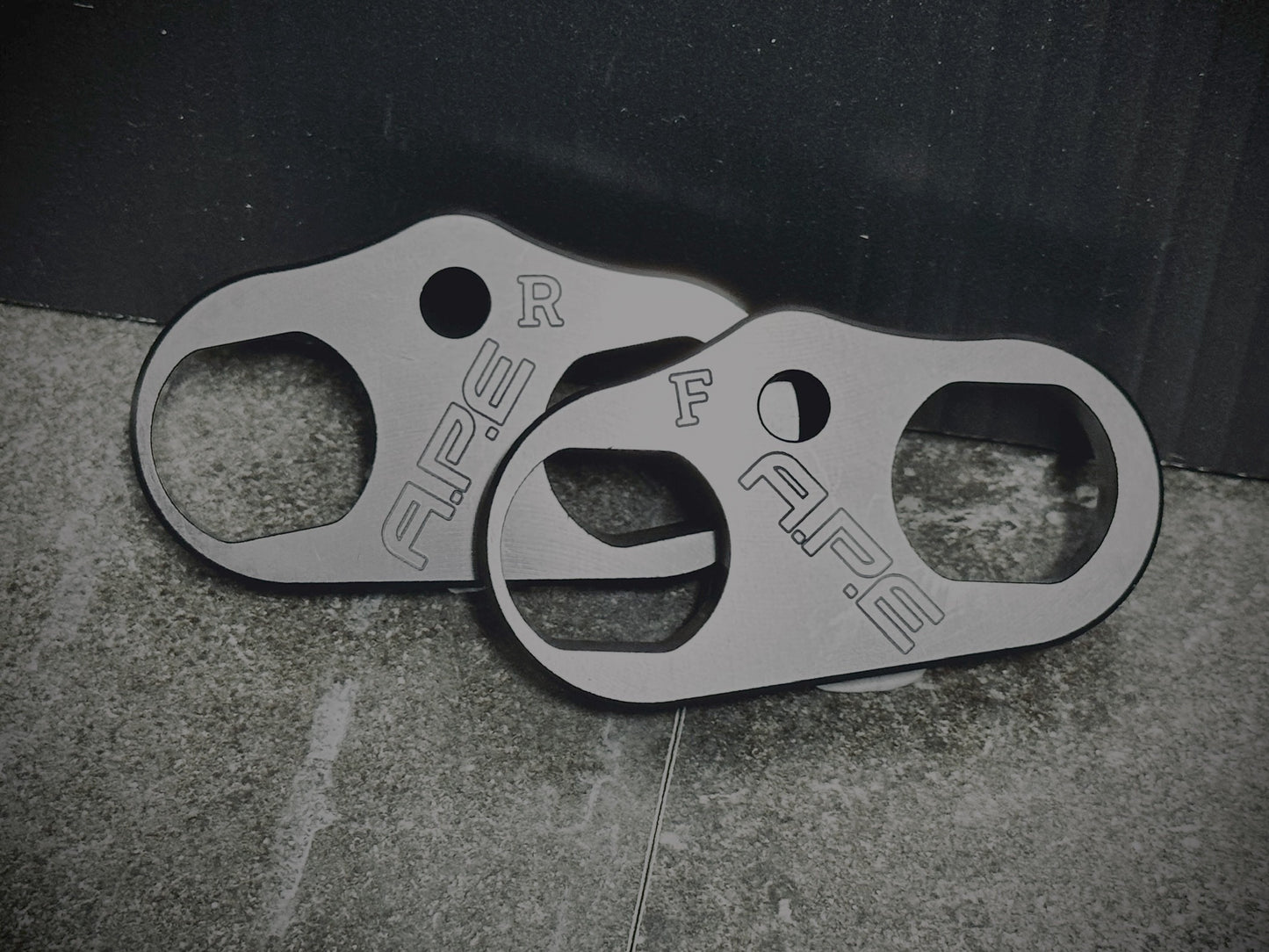 APE BILLET LIFTER CUFFS, M8